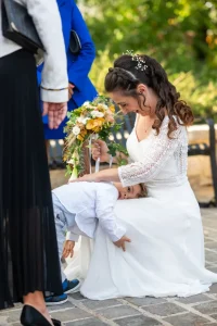 momemnt de complicite entre la mariee et son fils gregphoto photographe mariage en lorraine