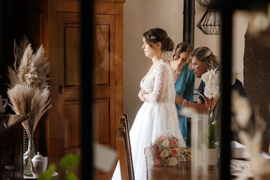 preparatifs mariage habillage de la mariée gregphoto